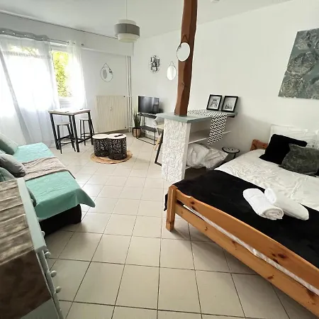 Apartment Vue Sur Jardin Parking Ascenseur Un-sejour-a-part *